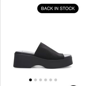 Womens Steve Madden Slinky30 Black sandles. Size 9.